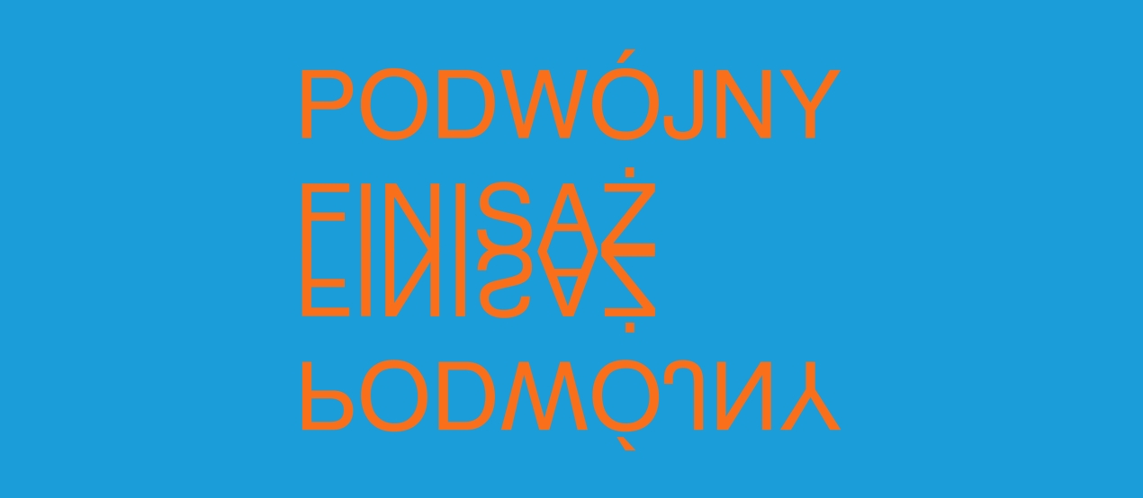 Na środku znajdują się dwa napisy: PODWÓJNY FINISAŻ. Jeden z nich ustawiony normalnie a drugi w lustrzanym odbiciu.