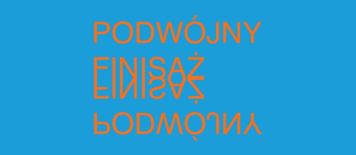 Na środku znajdują się dwa napisy: PODWÓJNY FINISAŻ. Jeden z nich ustawiony normalnie a drugi w lustrzanym odbiciu.