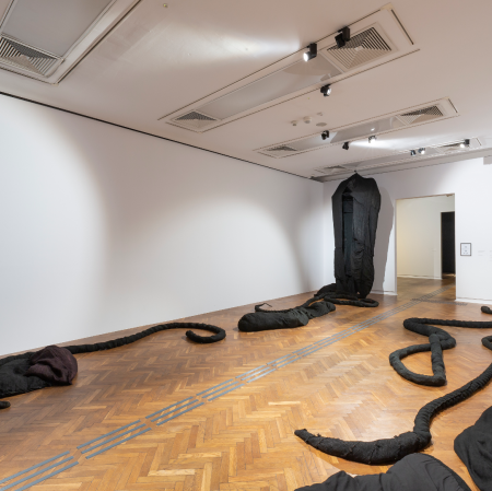 Magdalena Abakanowicz, Zespół Czarnych Form Organicznych, widok wystawy "Wojna domom. Sala Neoplastyczna w solidarności z Ukrainą", fot. P. Tomczyk 