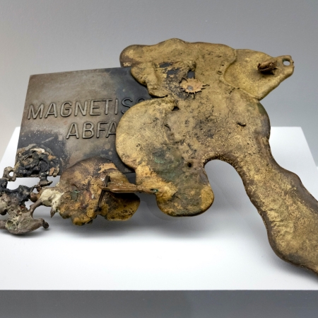 Agnieszka Kurant, "Mutations and Liquid Assets", 2014, steel, bronze, brass, silver, certificates, following works were used: Joseph Beuys, "Magnetischer Abfal"l, 1975; Richard Prince, "Playboy Key", 2003; Carsten Holler, "Key to the Laboratory of Doubt", 2006; Carol Bove, "Nut and Shell", 2010; courtesy of Tanya Bonakdar Gallery, New York / Los Angeles and Fortes D’Aloia & Gabriel, São Paulo / Rio de Janeiro, photo: Bartosz Górka