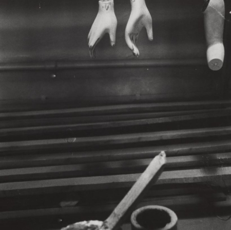 Jan Kosidowski, „Wytwórnia manekinów”, 1966-1967 r., fotografia czarno-biała, z kolekcji Muzeum Sztuki w Łodzi 