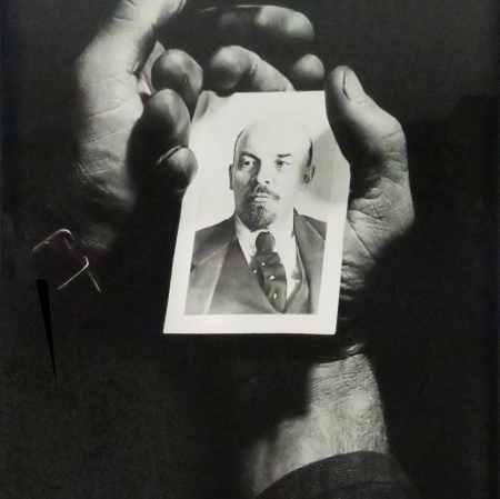 Autor nieznany, „Dłonie robotnika trzymające portret Lenina”,  Rosja, ok. 1950, fot. Arthur Toqué, Kolekcja Antoine'a de Galberta, Paryż