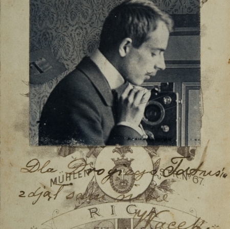 W. Szpakowski, "Self-portrait", 1902, photograph, 6,7 × 11,8 cm, collection of Muzeum Sztuki 