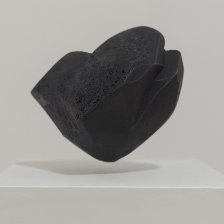 Agnieszka Kurant, „Prawa powietrzne”, 2021, pianka, drewno, sproszkowana skała, metal, elektromagnesy, współpraca: Krzysztof Smaga, dzięki uprzejmości Tanya Bonakdar Gallery, New York / Los Angeles, fot. Eyal Agivayev