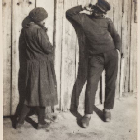 Julian Mioduszewski, "At the fence", 1928, black-and-white photograph, from the collection of Muzeum Sztuki in Łódź 