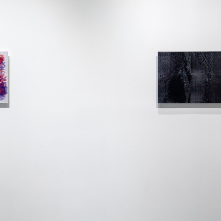 Agnieszka Kurant, „Sztuczne społeczeństwo (Model samosegregacji)”, 2017, druk lentykularny, współpraca: Joanna Zielińska, dzięki uprzejmości Tanya Bonakdar Gallery, New York / Los Angeles; Agnieszka Kurant, „Ewolucje”, 2014, druk lentykularny, dzięki uprzejmości Tanya Bonakdar Gallery, New York / Los Angeles