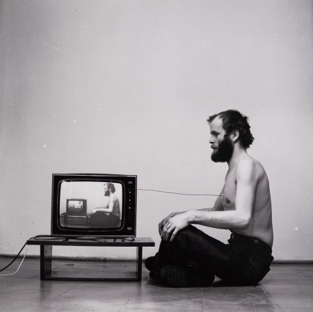 Paweł Kwiek, „Video i oddech. Kanał informacji”, 1978/2016, fotografia czarno-biała, z kolekcji Muzeum Sztuki w Łodzi 