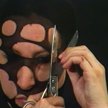 Sanja Iveković, „Personal cuts / Osobiste cięcia”, 1982, film barwny z dźwiękiem (zapis analogowy przeniesiony na zapis cyfrowy), 3’43”, z kolekcji Muzeum Sztuki w Łodzi