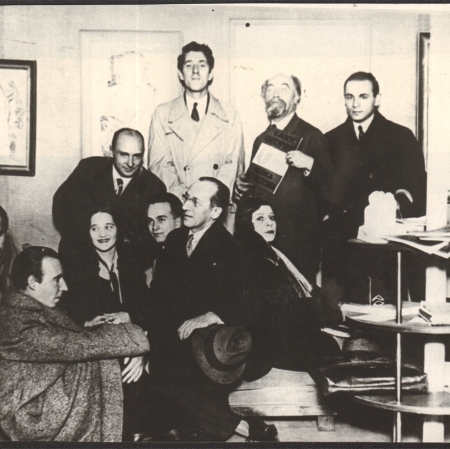 Zdjęcie Stanisława Londyńskiego z otwarcia wystawy Stanisława Grabowskiego w Galerie Zak w Paryżu, 1929. Od lewej: August Zamoyski, Michel Seuphor, Wanda Chodasiewicz-Grabowska (Nadia Léger), Jan Brzękowski, Piet Mondrian, Florence Henri, Henryk Stażewski Stanisław Grabowski, Pierre Choumoff / Muzeum Sztuki w Łodzi