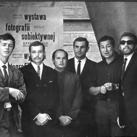 Andrzej Różycki, members of the Zero-61 Group just  before the opening of  the  „Wystawa Fotografii Subiektywnej”  at BWA in Cracov, september 1968, from left: Wojciech Bruszewski, Andrzej Różycki, Antoni Mikołajczyk, Józef Robakowski, Czesław Kuchta, Jerzy Wardak, gelatin-silver print , Józef Robakowski collection /Galeria Wymiany