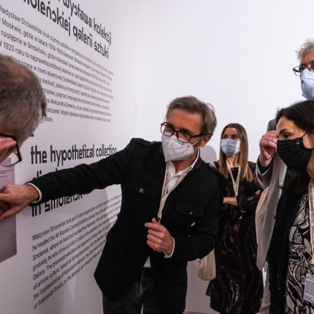 Dyrektor Jarosław Suchan oprowadza po wystawie "Awangardowe muzeum" fot. HaWa