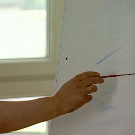 ręka artysty z pędzlem,  rysujac na papierze. Kadr z filmu "Obraz jest moją twarzą" (1998) reż. Małgorzata Łupina, współpraca: Wojciech Leder