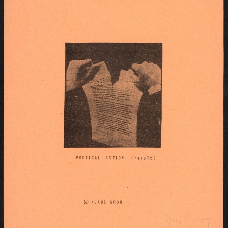 Dzieło, czarno białe zdjęcie, napisy i pomaranczołe tło. Klaus Groh, Poetical Action (result), Z Archiwum Andrzeja Partuma, (t. 211), Muzeum Sztuki, Łódź 