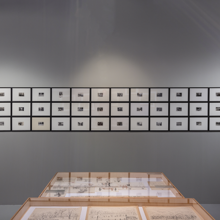 Widok na wystawę „Leopold Buczkowski. Przebłyski historii, przelotne obrazki”, 2021, fot. A. Zagrodzka, archiwum Muzeum Sztuki w Łodzi