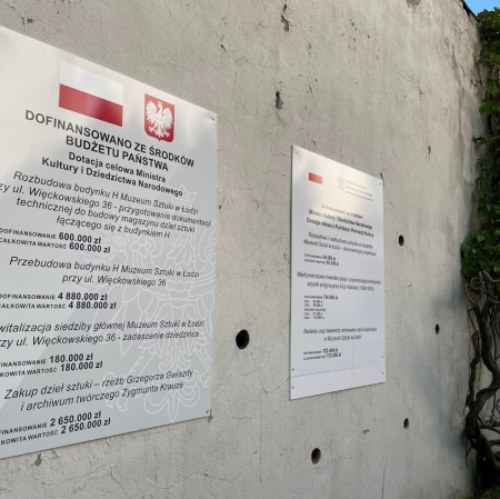tablica informacyjna wisząca na ścianie