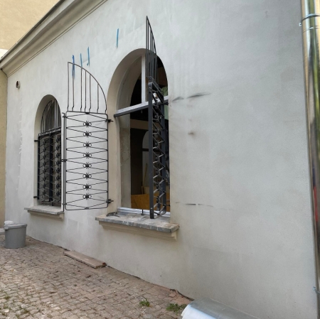 budynek podczas remontu - okiennice