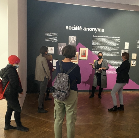 Oprowadzanie Joanny Szupińskiej po wystawie "Awangardowe muzeum"