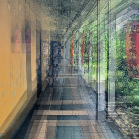 rozmyta fotografia przestawiająca fragment korytarza