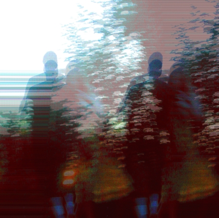 rozmyta fotografia przestawiająca ludzi