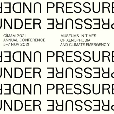Na białym tle napis zwielokrotniony napis Under Pressure napisany poprawnie i do góry nogami, między nim napis CIMAM 2021 Annuals Conference 5-7 Nov 2021 Museums in Times of Xenophobia and Climate Emergency