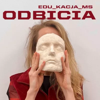 Zdjęcie osoby trzymającej na twarzy maskę