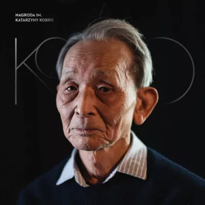 Portret Kojiego Kamojiego na ciemnym tle, patrzy w obiektyw.