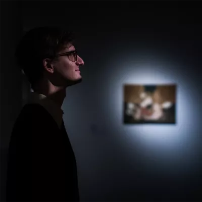 Jakub Gawkowski, profilem, w tle rozmyty zarys obrazu