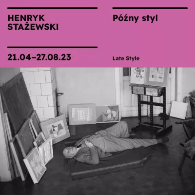 Czarno-białe zdjęcie mężczyzny leżącego na podłodze, powyżej czarny napis na różowym tle "Henryk Stażewski. Późny styl"