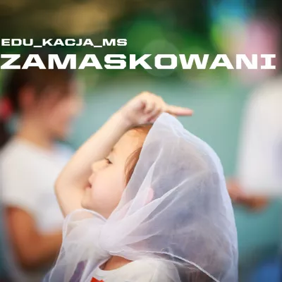 Zdjęcie dziecka z białą chustą na głowie