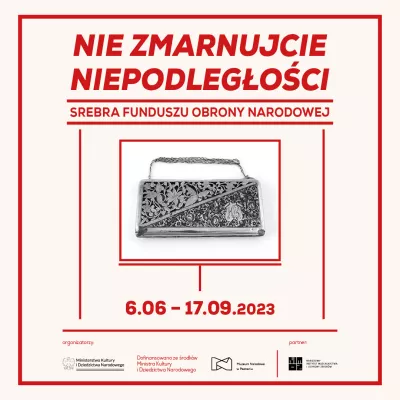 Lekko różowe tło, na nim mocno różowe napisy tytuł wystawy i daty. Na środku czarnobiałe zdjęcie srebrnej torebki z rączką. 