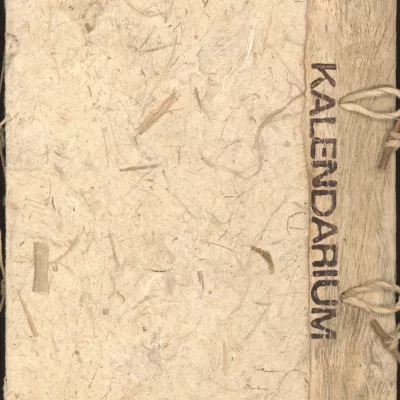 Na brązowym tle znajdują się napisy "Kalendarium" wielkimi literami.