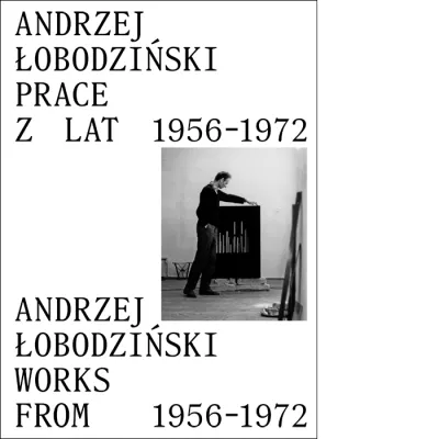 Zdjęcie archiwalne artysty, okok czarne napisy na białym tle