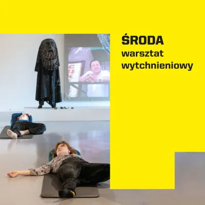 Grafika z czarnym napisem „ŚRODA warsztaty wytchnieniowe” na żółtym tle. Po lewej stronie widać osoby leżące na matach w sali muzealnej lub galerii sztuki, z rzeźbą i obrazem w tle.