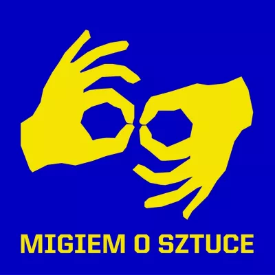 Dwie żółte dłonie na niebieskim tle, ułożone w gesty przypominające literę "O" i "G" z polskiego alfabetu migowego. Pod spodem żółty napis "MIGIEM O SZTUCE".