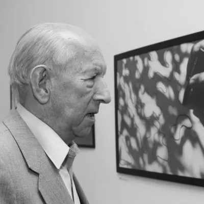Jerzy Lewczyński podczas wernisażu „Jerzy Lewczyński. Archeologia fotografii. Prace z lat 1941-2005”, 2005