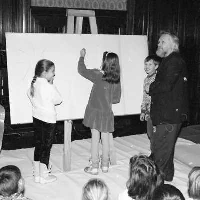 Gerhard Jürgen Blum-Kwiatkowski w Sali Odczytowej Muzeum Sztuki (ms¹) podczas zajęć plastycznych dla dzieci w 1992 roku, archiwum Muzeum Sztuki w Łodzi