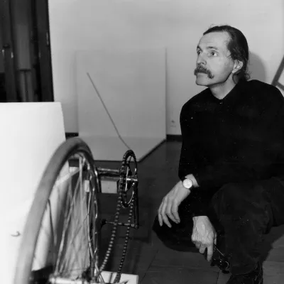 rzysztof Wodiczko i jego Pojazd podczas wernisażu w Muzeum Sztuki, 1992