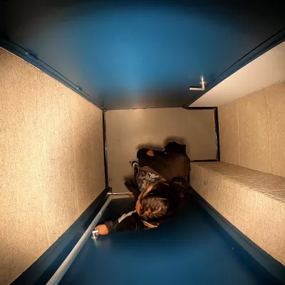 Screenshootz filmu "RAVE ROOM", Agaty Ingarden , grupa ludzi sfotografowana z góry w windzie