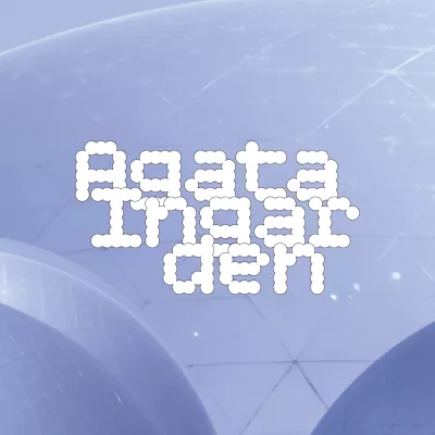 biały napis Agata Ingarden o nieregularnych brzegach na tle niebieskiej grafiki