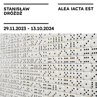 grafika składająca się ze zdjęcia ściany wypełnionej kośćmi, na górze tekst dotyczący wystawy