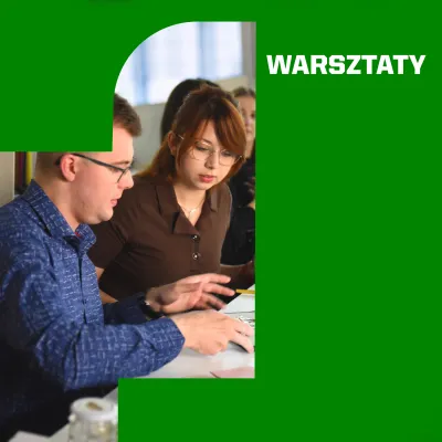 Zielona grafika zawiera po prawej stronie biały napis „WARSZTATY”. Po lewej stronie w widocznym fragmencie zdjęcia przedstawieni są młodzi ludzie – kobieta w okularach i mężczyzna – skupieni na wspólnej pracy przy stole.