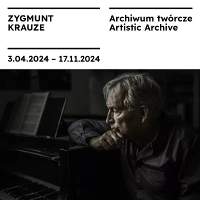 Zdjęcie osoby opierającej się o fortepian