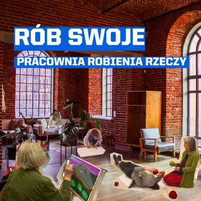 Na tle przestronnego wnętrza z czerwonej cegły, wysokimi łukowymi oknami i drewnianą podłogą widnieje duży biały napis na niebieskim tle: „RÓB SWOJE”, a poniżej mniejszy: „PRACOWNIA ROBIENIA RZECZY”. W dolnej części obrazu przedstawiono kilka osób wykonujących różne działania twórcze: po lewej osoba maluje obraz na sztaludze, w głębi druga osoba siedzi na kanapie i rysuje w szkicowniku, pośrodku młoda osoba tworzy na dużym arkuszu papieru leżącym na podłodze, a po prawej dwie osoby pracują z włóczką i motka