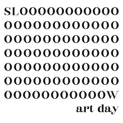 Obraz przedstawia napis „SLOW” z bardzo mocno wydłużonym środkiem, składającym się z siedmiu rzędów litery „O”, pod którymi widnieje dopisek „art day”.