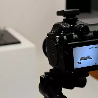 Aparat fotograficzny, w tle dzieło sztuki 