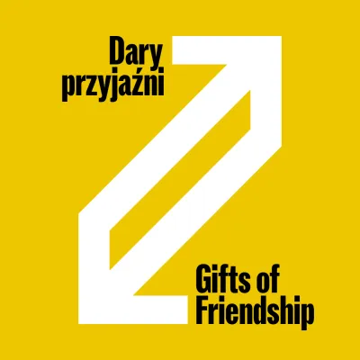 Grafika na żółtym tle przedstawia biały, geometryczny symbol dwóch połączonych strzałek skierowanych w przeciwne strony, tworzących dynamiczny skos. W lewym górnym rogu znajduje się czarny napis „Dary przyjaźni”, a w prawym dolnym jego angielski odpowiednik „Gifts of Friendship”.