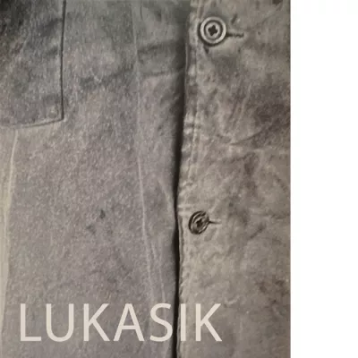 Okładka książki w odcieniach szarości z białym napisem "Lukasik"