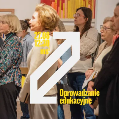 W tle zdjęcie przedstawiające grupę osób, w tym seniorki, stojących w galerii sztuki, a na pierwszym planie widoczny jest duży, biały graficzny znak strzałki oraz żółty napis w języku polskim: "27.08 12:30 ms¹ Oprowadzanie edukacyjne".