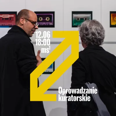 Grupa ludzi uczestnicząca w oprowadzaniu po wystawie w nowoczesnej galerii sztuki. Wszyscy stoją tyłem lub profilem do obiektywu, skupiając uwagę na jasnej ścianie pokrytej gęsto białymi, drobnymi elementami świetlnymi lub dekoracyjnymi. Po lewej stronie widoczne są duże, przeszklone drzwi wejściowe. Na zdjęciu widnieje grafika składająca się z żółtej strzałki, która jest częścią identyfikacji wystawy oraz napis "12.06, 18:00 ms1" i "oprowadzanie kuratorskie".
