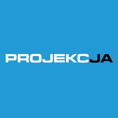 niebieskie tło, na nim napis PROJEKCJA. Część PROJEKC w kolorze białym, natomiast JA w kolorze czarnym
